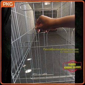 Detail pintu dengan kunci pengait model baru pada kandang ayam